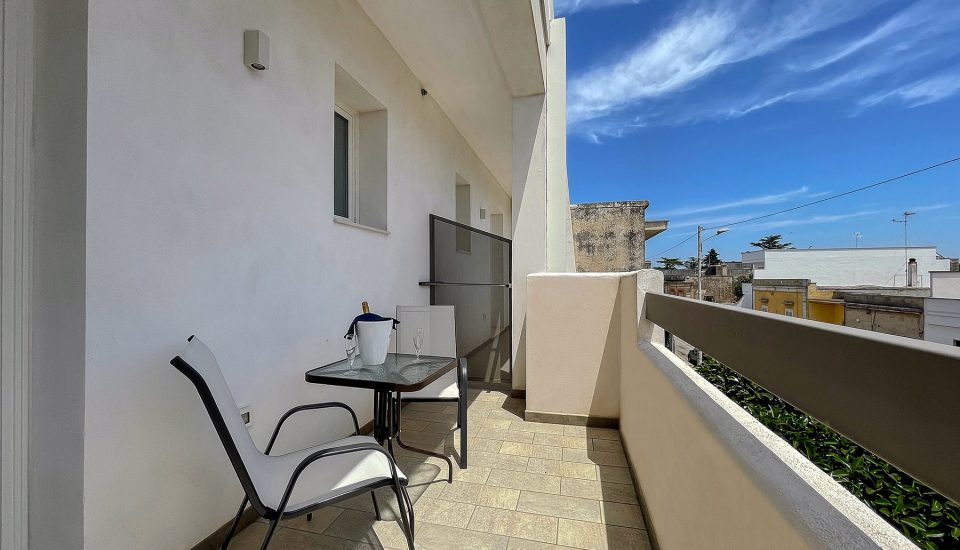 balcone con sedie e tavolino sullo sfondo del Karpignàna Hotel