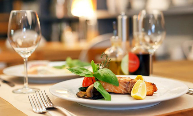 piatto con salmone dentro al Karpignàna Hotel