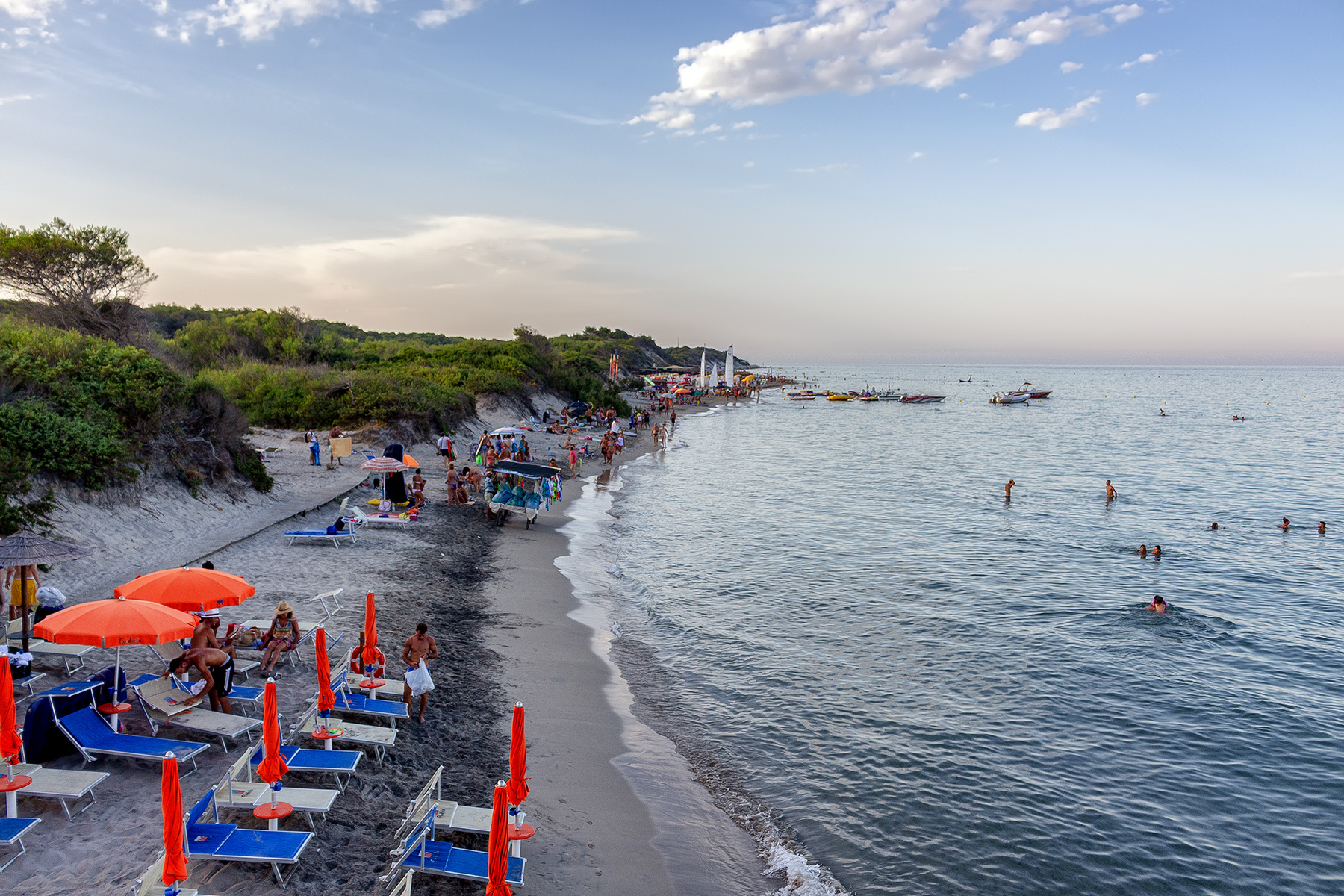 la spiaggia degli alimini con ragazzi che fanno il bagno