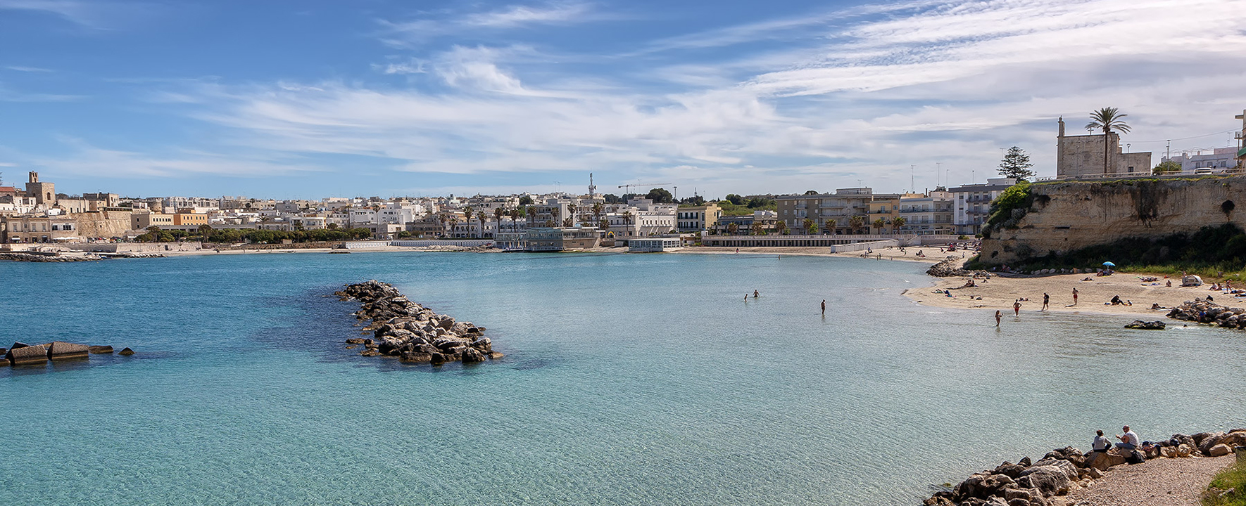 spiaggia di otranto con ragazzi che fanno il bagno nel cuore del Salento